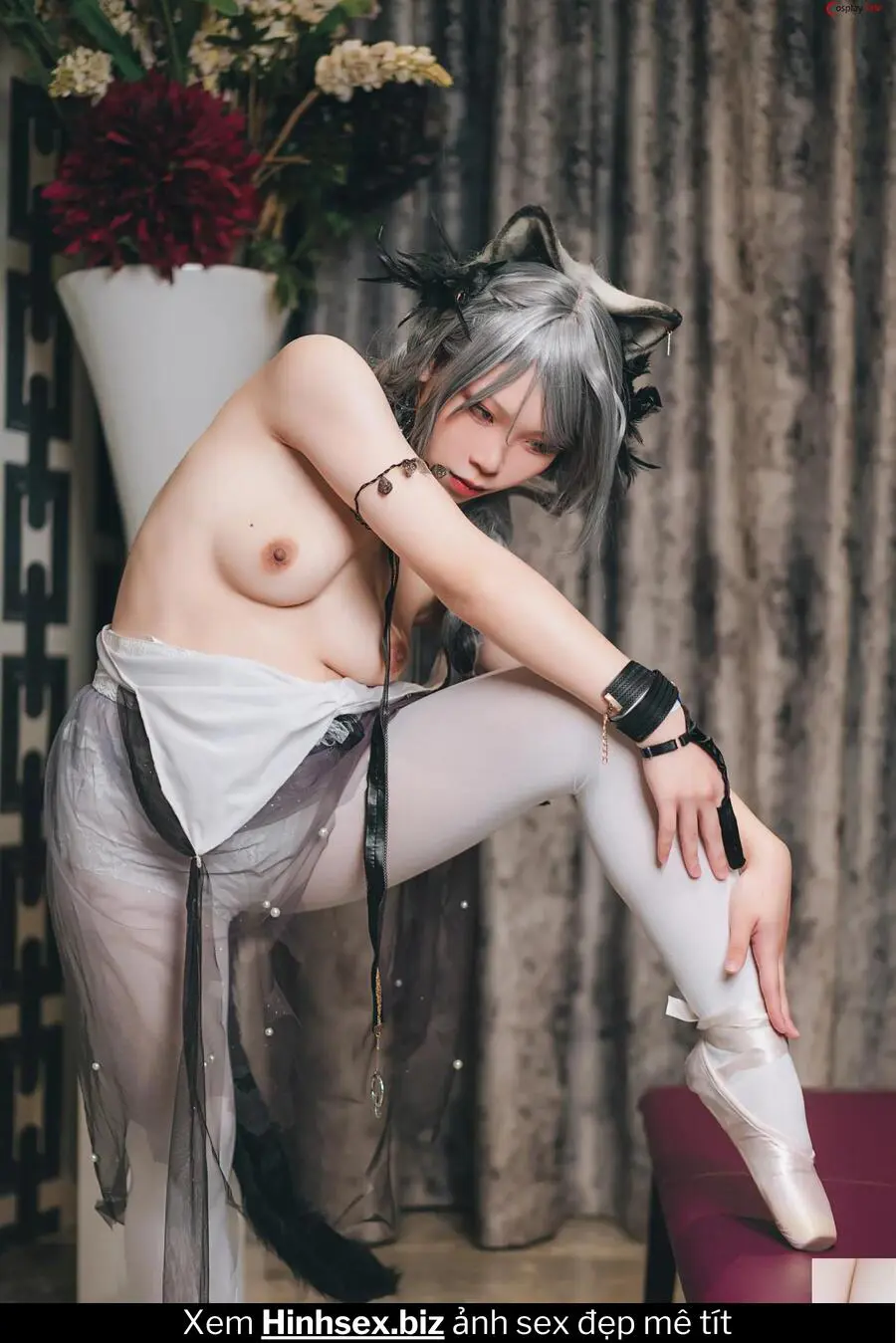 Gái xinh cosplay anime khoe ngực lép, lồn khít 18+ hình 3