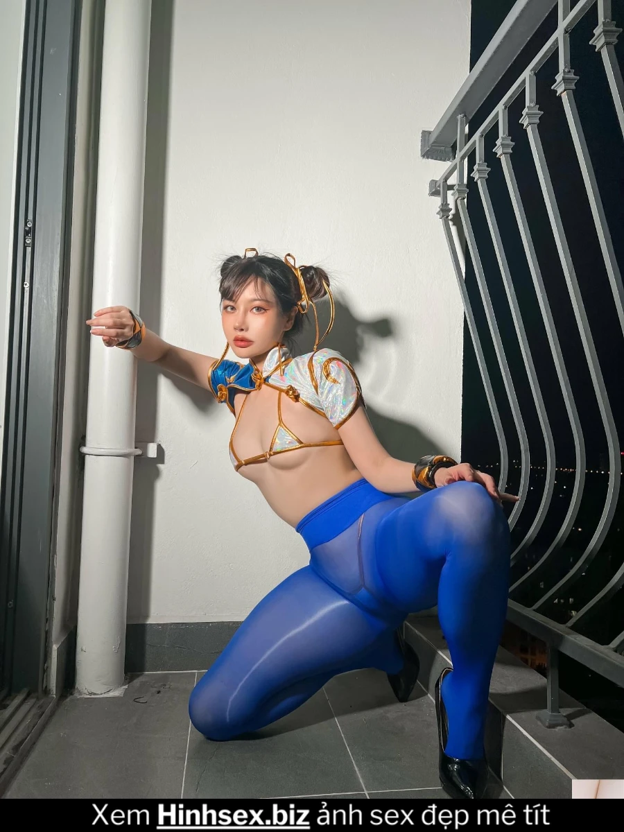 Cosplay nữ anh hùng xanh khoe 3 vòng đốt mắt người xem hình 9