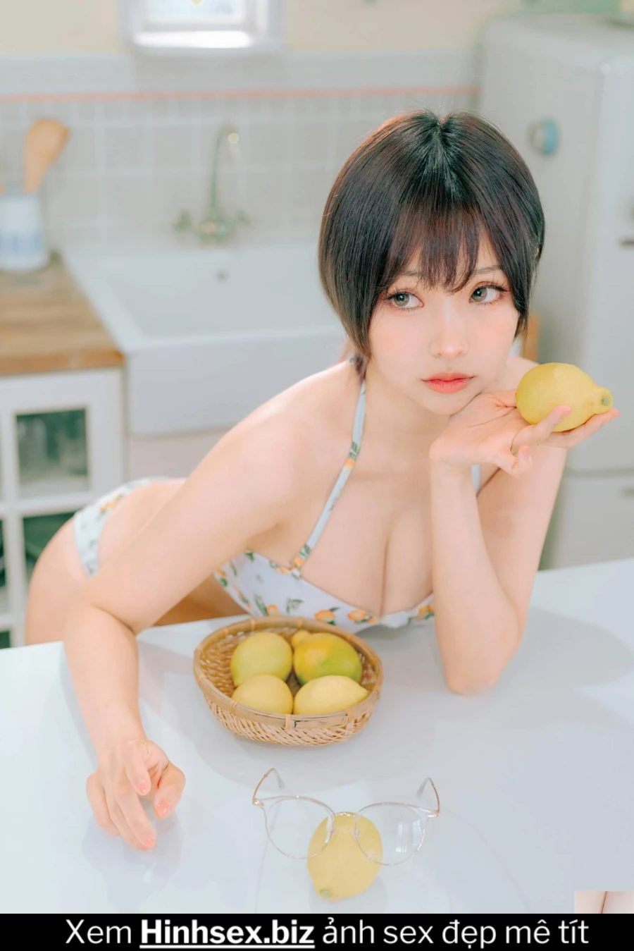 Kính cận tóc ngắn mặc bikini khoe hàng dễ thương cute hình 10