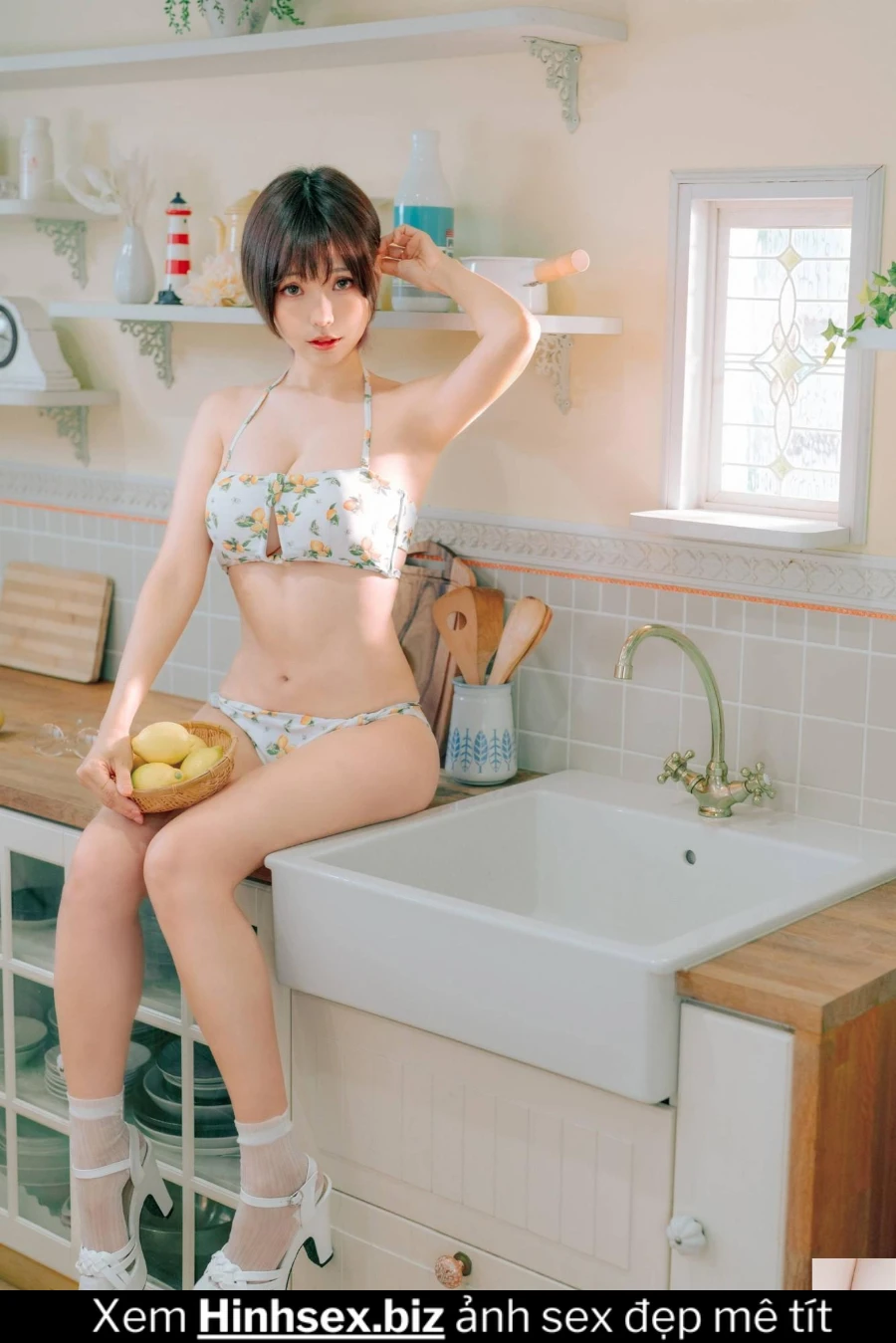 Kính cận tóc ngắn mặc bikini khoe hàng dễ thương cute hình 2