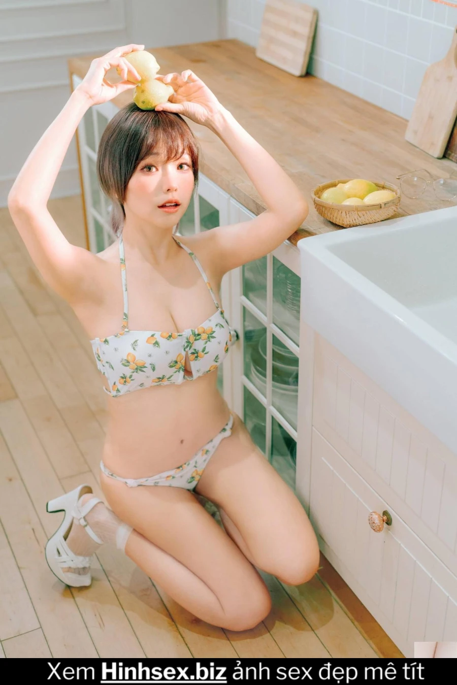 Kính cận tóc ngắn mặc bikini khoe hàng dễ thương cute hình 3