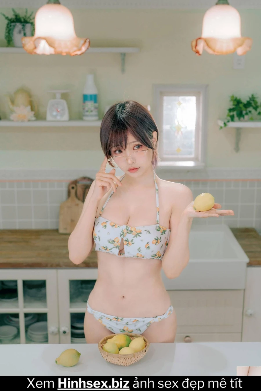 Kính cận tóc ngắn mặc bikini khoe hàng dễ thương cute hình 5