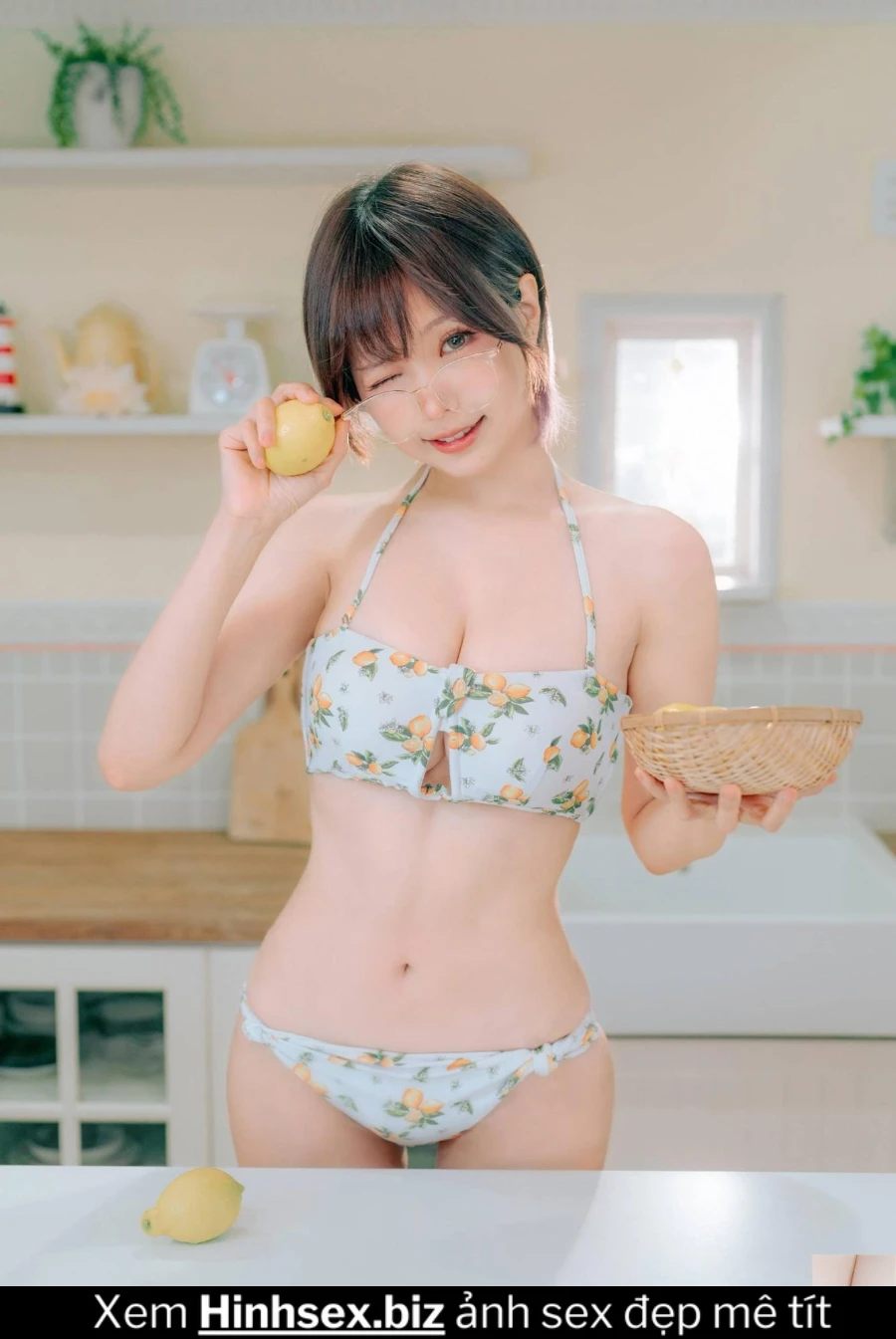 Kính cận tóc ngắn mặc bikini khoe hàng dễ thương cute hình 6